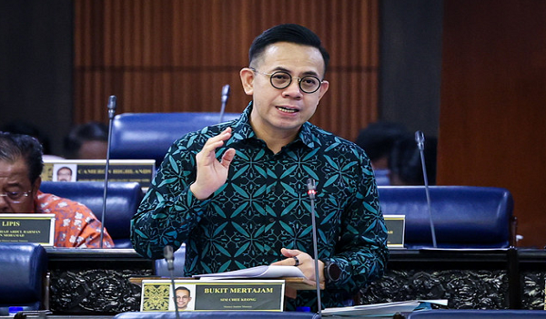 Steven Sim berkata Akta Kerja 1955 memperuntukkan hak gaji minimum kepada semua pekerja, tanpa mengira warganegara. - Foto Bernama.